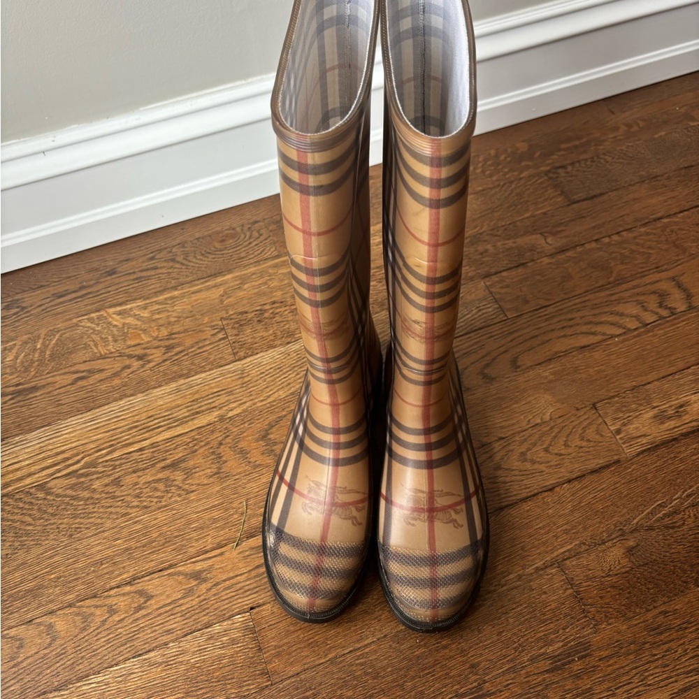 Classic Burberry Rain Boots - Picture 6 of 9